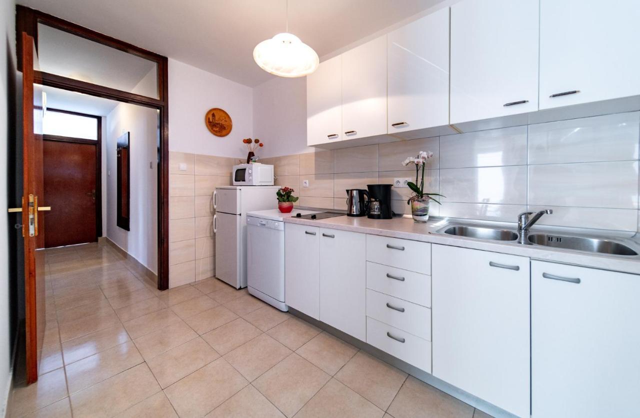 Apartments Lazaric Lopar Bagian luar foto